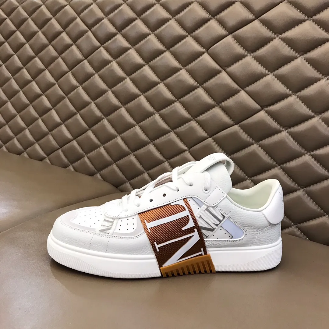 p440 "Valentin*" new spring and summer calfskin lace-up sneakers. No man should be able to refuse these shoes. The classic color scheme is so handsome! Purchase a high-precision replica of the original version to instantly sell off the market currency! 6 VLTN logo rubber effect straps - Valentino Garavani Logo printed on the back and tongue, all materials are customized to ensure quality! Size: 38-44
